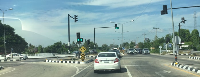 Pho Kao Ton Intersection is one of Lopburi.