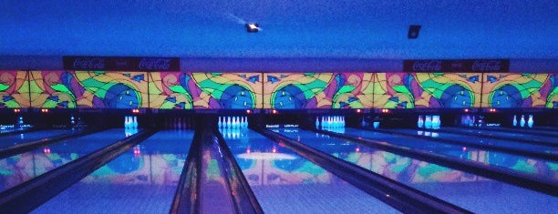 US Play Bowling is one of J 님이 좋아한 장소.