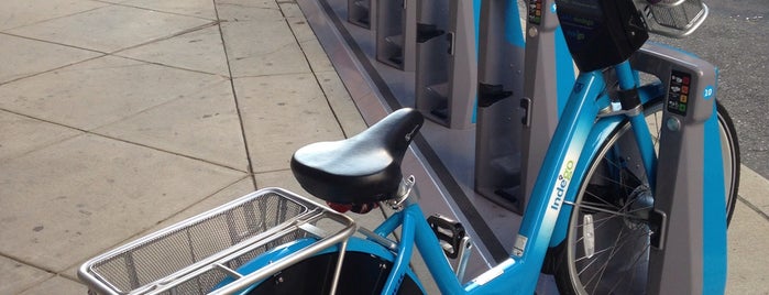 RideIndego Station: 15th & Spruce is one of Orte, die Stephen gefallen.