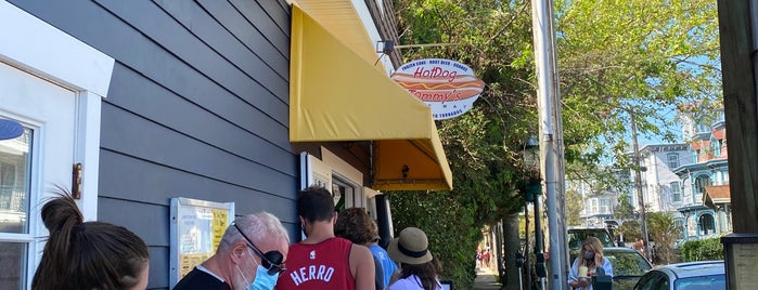 Hotdog Tommy's is one of สถานที่ที่บันทึกไว้ของ Lizzie.