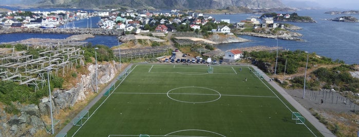 Henningsvær stadion is one of Tempat yang Disimpan Zack.