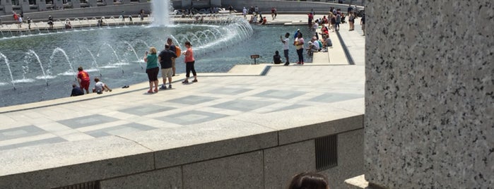 World War II Memorial is one of สถานที่ที่ Lisa ถูกใจ.