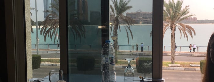 Corner Al Hawamir Marina is one of Posti che sono piaciuti a Alya.