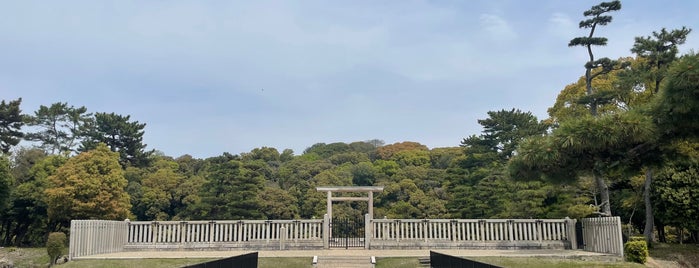 Tomb of Emperor Nintoku (Daisenryo Kofun) is one of World Heritage.