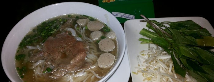 Phở 24 - Phan Bội Châu is one of Lugares favoritos de Andy.