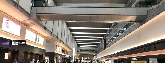 羽田空港第1旅客ターミナル チェックインカウンター is one of 東京国際空港 / 羽田空港 (Tokyo International Airport).