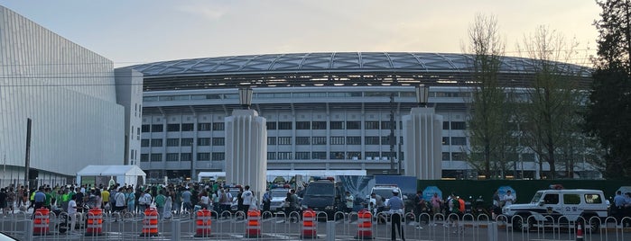 Workers Stadium is one of Orte, die Alo gefallen.