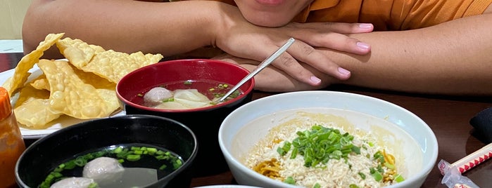 Sam's Strawberry Corner is one of khusus roti,cake,dan mie ramen.