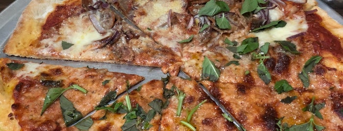 Di Fara Pizza is one of Lugares favoritos de Nate.
