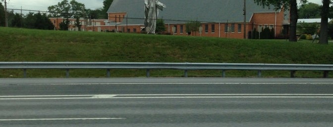 Our Lady Queen of Peace Statue is one of สถานที่ที่ Lizzie ถูกใจ.