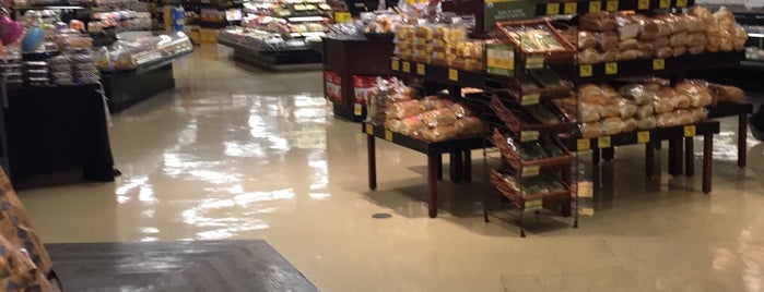 Safeway is one of Locais curtidos por Shawn.