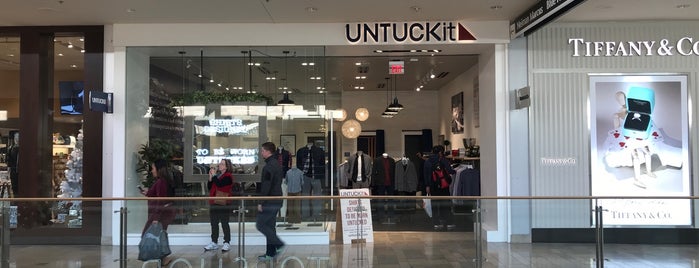 UNTUCKit is one of Kyraさんのお気に入りスポット.