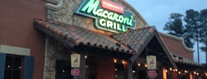 Romano's Macaroni Grill is one of Locais curtidos por Lesley.