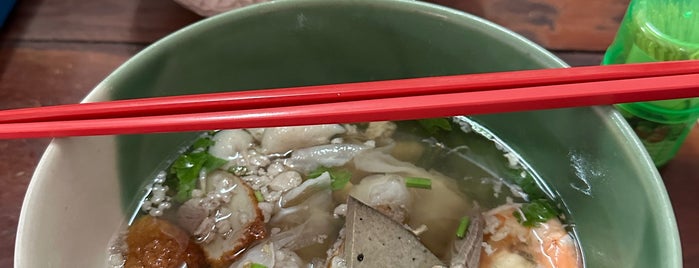 เกี๊ยวปลาสามย่าน กองดิน is one of Top picks for Ramen or Noodle House.