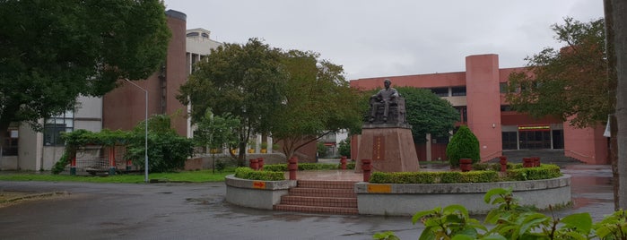 國立華僑實驗高級中學 National Overseas Chinese Experimental Senior High School is one of 重複的地點.