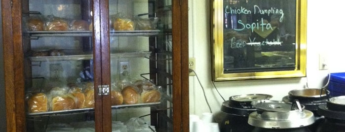 Michael's Cafe & Bakery is one of Locais salvos de Kemi.