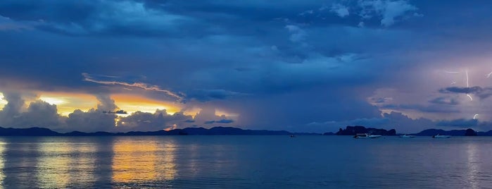 Khlong Muang Beach is one of Lugares favoritos de Maira.