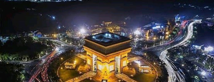 Monumen Simpang Lima Gumul is one of Obyek Wisata Jawa Timur SELAIN Malang Surabaya.