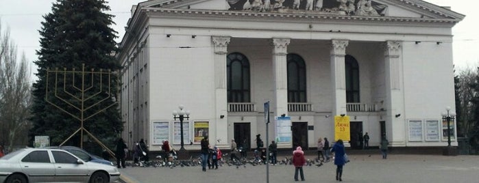 Донецкий областной русский драматический театр is one of Tempat yang Disukai Roman.