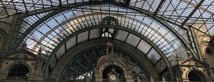 Station Antwerpen-Centraal is one of สถานที่ที่ Kristina ถูกใจ.