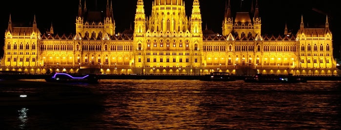 Parlamento Húngaro is one of Lugares favoritos de Kristina.