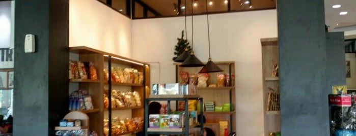 Indo Gift Shop is one of Indonesia-Java (Ijen-Yogyakarta Place I visited).