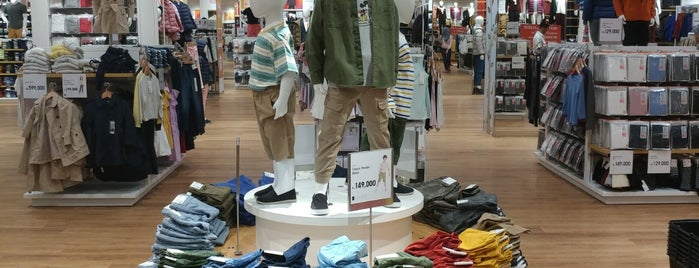 UNIQLO is one of Tempat yang Disukai Fanina.