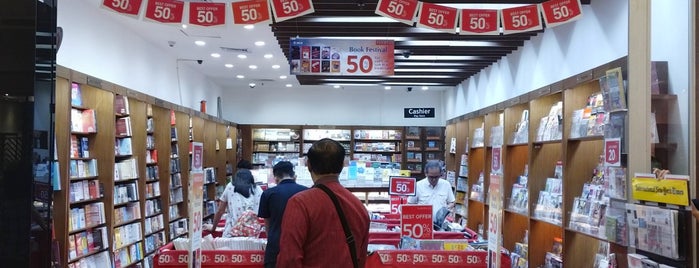 Periplus is one of Arieさんのお気に入りスポット.