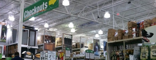 Menards is one of สถานที่ที่ Ray ถูกใจ.