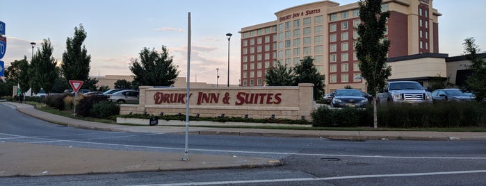 Drury Inn & Suites St. Louis Brentwood is one of สถานที่ที่ T ถูกใจ.