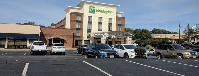 Holiday Inn St. Louis-South County Center is one of Tempat yang Disukai Laura.