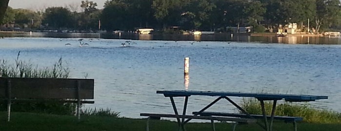 Lakefront Park is one of Jonathan'ın Beğendiği Mekanlar.