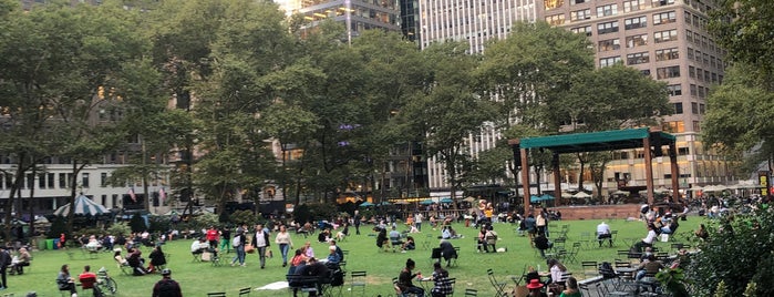 Bryant Park Cafe is one of Nikkiさんのお気に入りスポット.