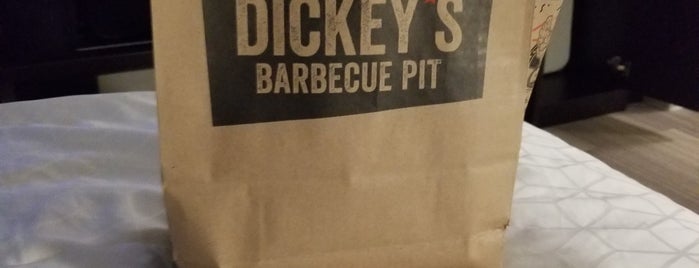 Dickey's Barbeque Pit is one of Maxwell'in Beğendiği Mekanlar.