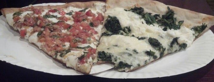 Delizia Pizza is one of Orte, die Michael gefallen.