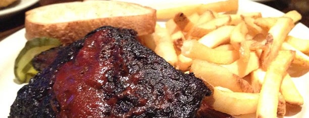 Fiorella's Jack Stack Barbecue is one of Lugares favoritos de Becky Wilson.