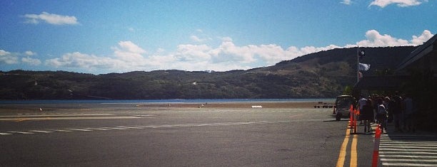 Great Barrier Reef Airport (HTI) is one of สถานที่ที่ Mari ถูกใจ.