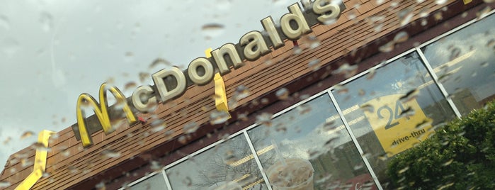 McDonald's is one of สถานที่ที่ Jr. ถูกใจ.
