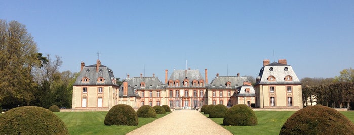 Château de Breteuil is one of Les villes limitrophes captivant le piéton..