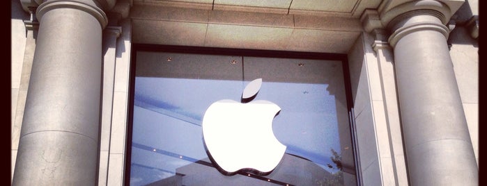 Apple Passeig de Gràcia is one of Leonidさんのお気に入りスポット.