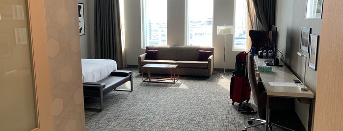 H Hotel Los Angeles, Curio Collection by Hilton is one of Justinさんのお気に入りスポット.