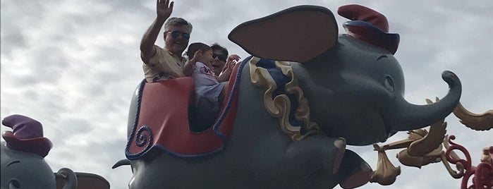 Dumbo The Flying Elephant is one of Justin : понравившиеся места.