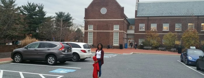 University of Delaware Visitors Center #udel is one of Locais curtidos por Lizzie.