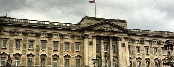 Buckingham Palace is one of London tour.