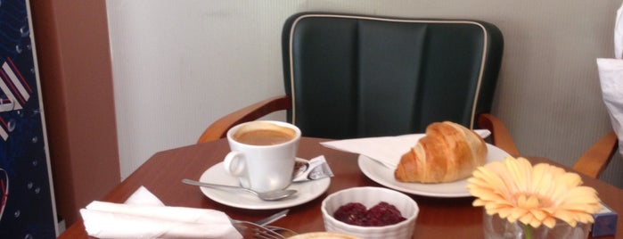 Le Petit Cafe is one of Breakfast&Brunch.