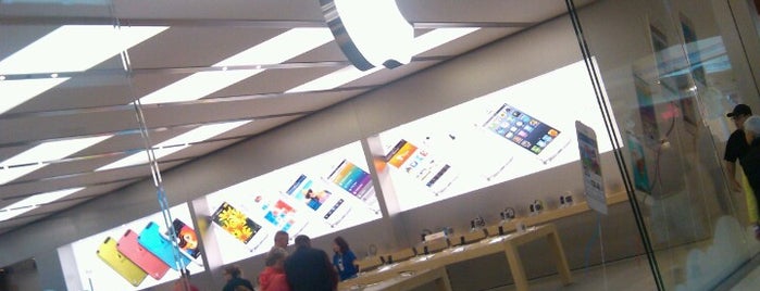 Apple Kenwood Towne Centre is one of Lugares favoritos de Mark.