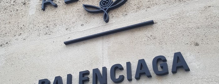 Balenciaga HQ is one of Orte, die Sara gefallen.