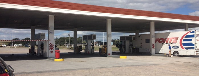 ESSO Los Pinos is one of Locais curtidos por Lucas.