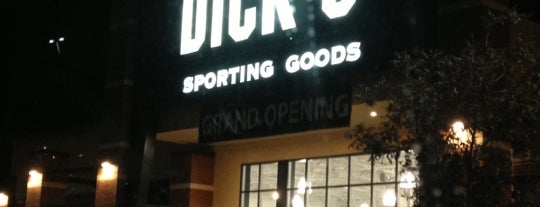 DICK'S Sporting Goods is one of Tempat yang Disukai Ryan.