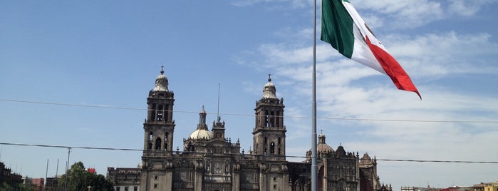 Plaza de la Constitución (Zócalo) is one of Mis lugares favoritos.